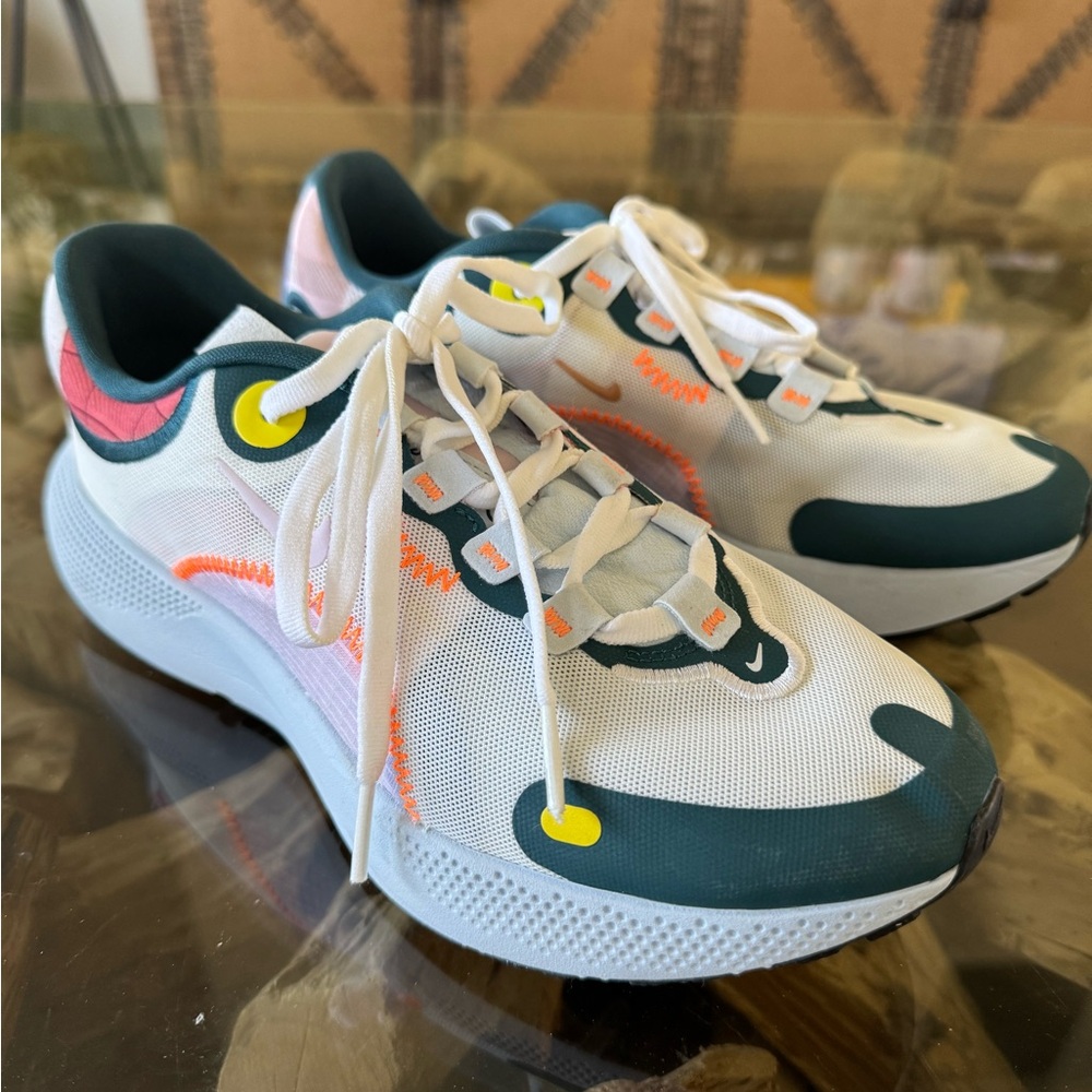 Nike React Escape in summit white regal pink